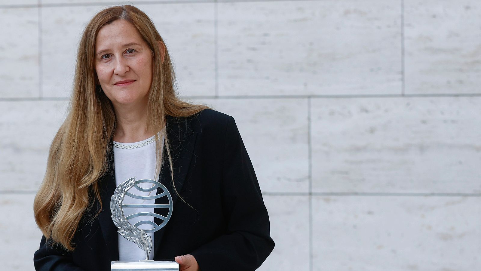 Luz Gabás, con el premio Planeta obtenido por 'Lejos de Luisiana'.