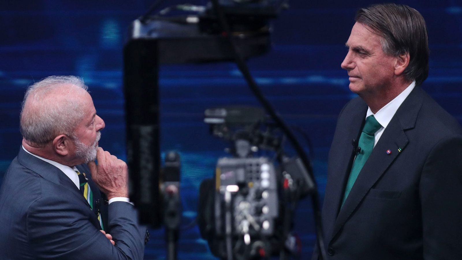 El ex mandatario progresista Luiz Inácio Lula da Silva (i) y el ultra derechista Jair Bolsonaro (d) participan en el primer debate presidencial de cara a la segunda vuelta de las elecciones presidenciales de Brasil