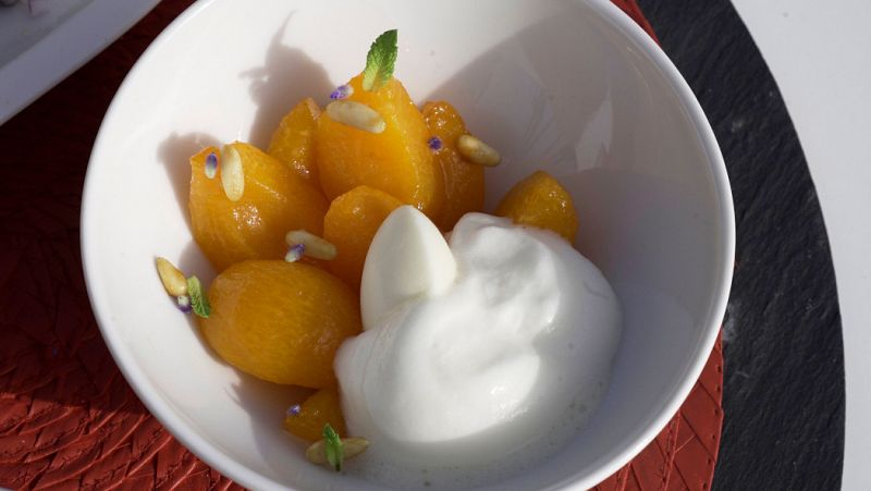 Receta de albaricoques confitados con espuma de yogurt, helado de galanga y piones