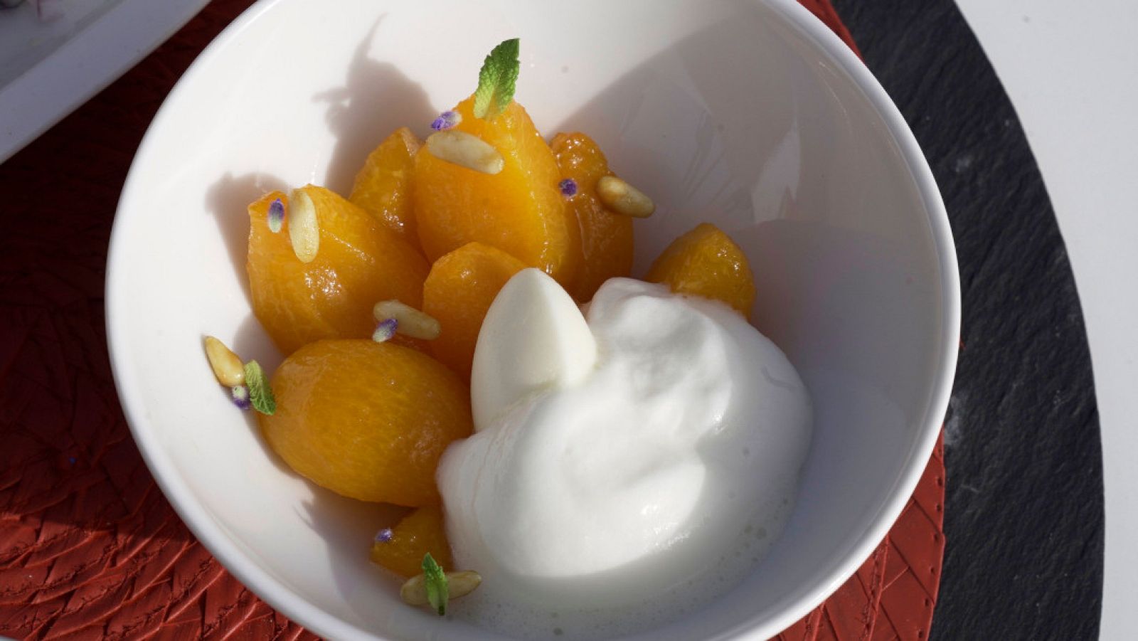 Receta de albaricoques confitados con espuma de yogurt, helado de galanga y piñones