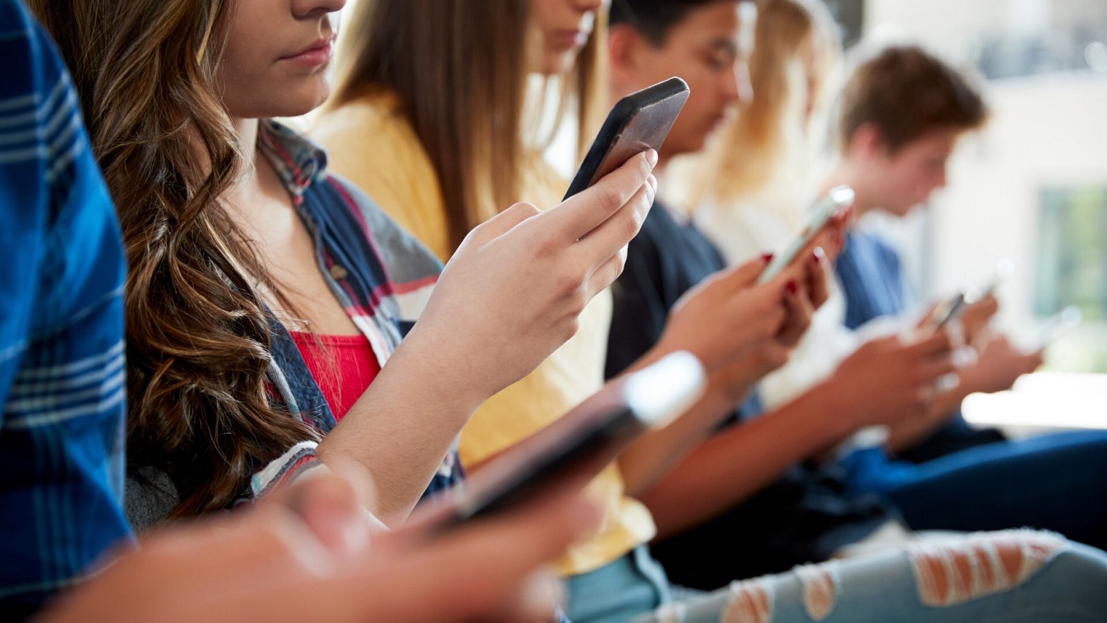 Un grupo de jóvenes utiliza el movil, en una imagen de archivo