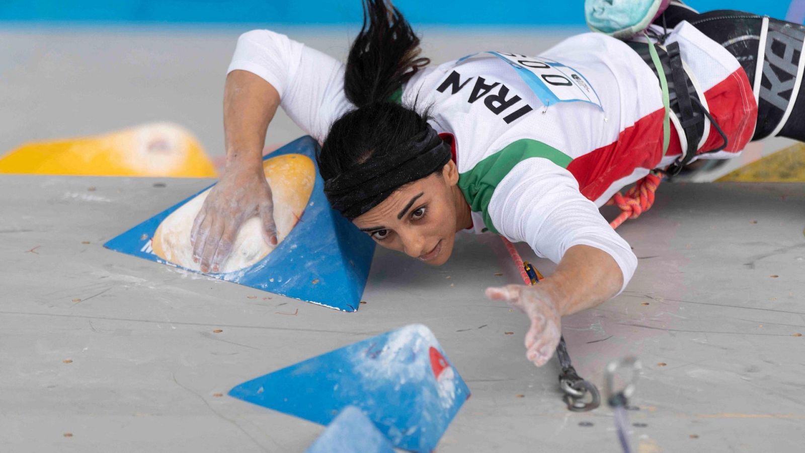 Una imagen de la escaladora iraní Elnaz Rekabi compitiendo sin el velo en Corea del Sur