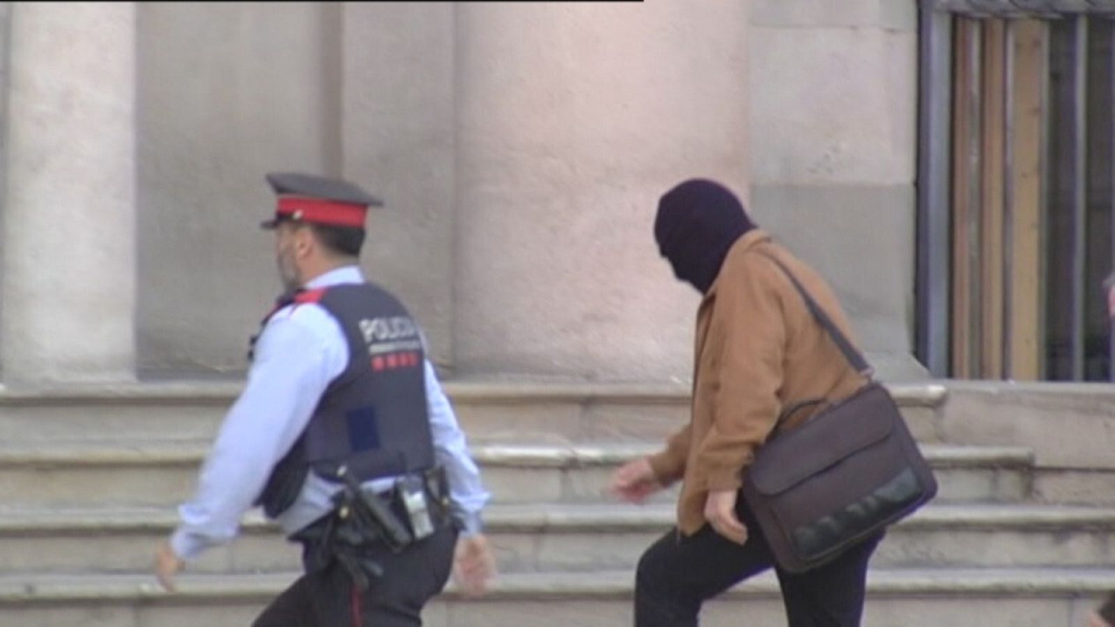 Joaquin Benítez, amb el cap tapat, entrant a l'Audiència de Barcelona el dia del judici
