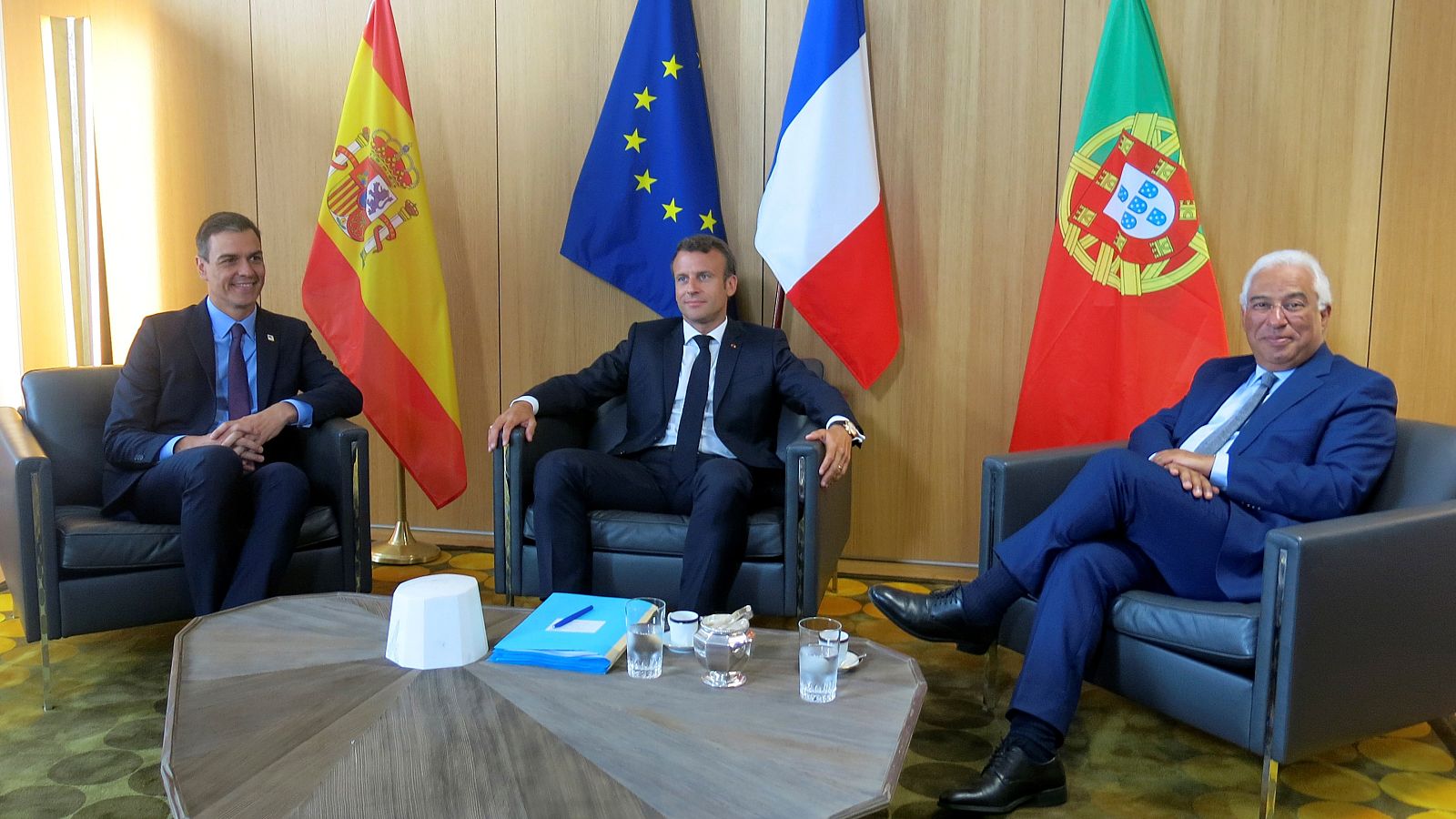 Sánchez y Costa durante una reunión mantenida en Bruselas con el presidente francés, Emmanuel Macron