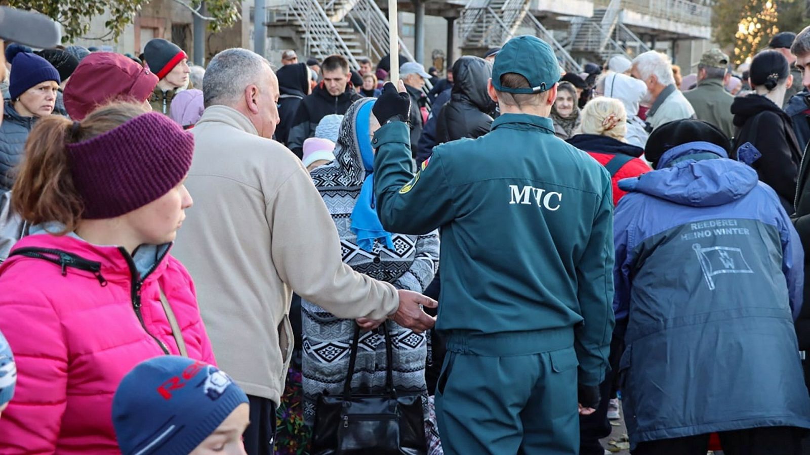 Residentes de cuatro municipios de Jersón reunidos para abordar un barco fluvial durante las evacuaciones