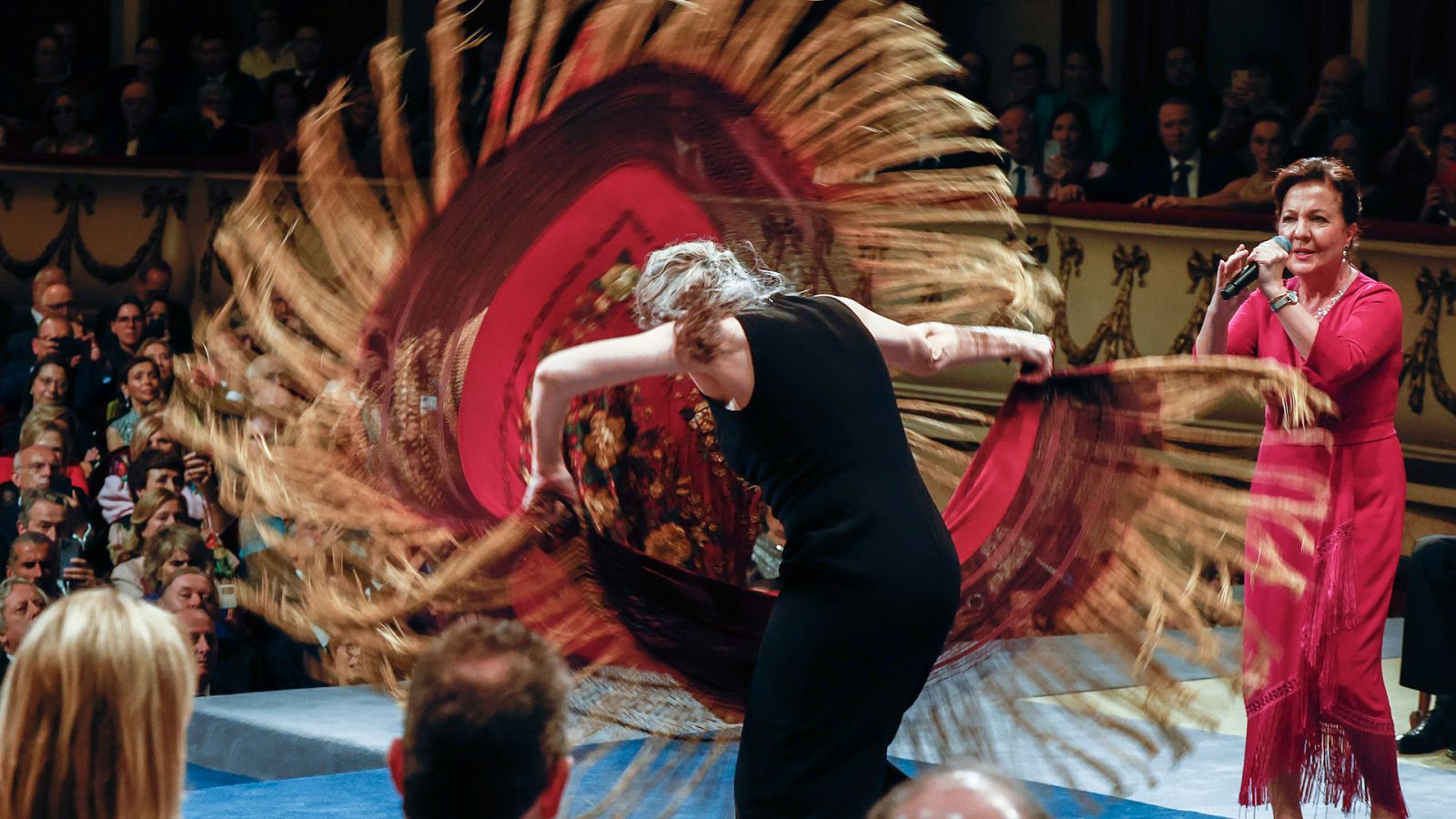 Carmen Linares rompe el protocolo y se arranca a bailar
