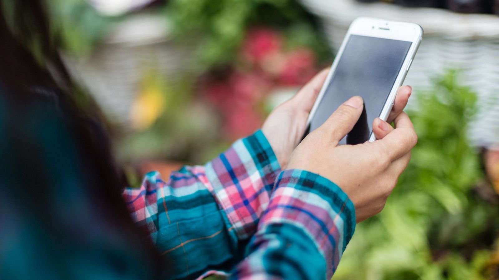 Una mujer consulta su teléfono móvil