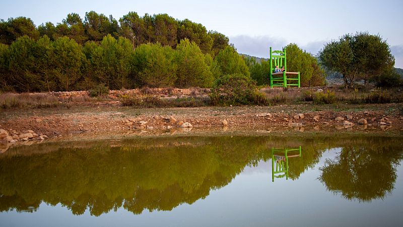 Cadires monumentals a la fresca a Castell