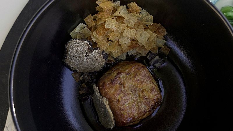 Receta de tortilla al cubo, jugo r�stico de gallina y trufa de verano
