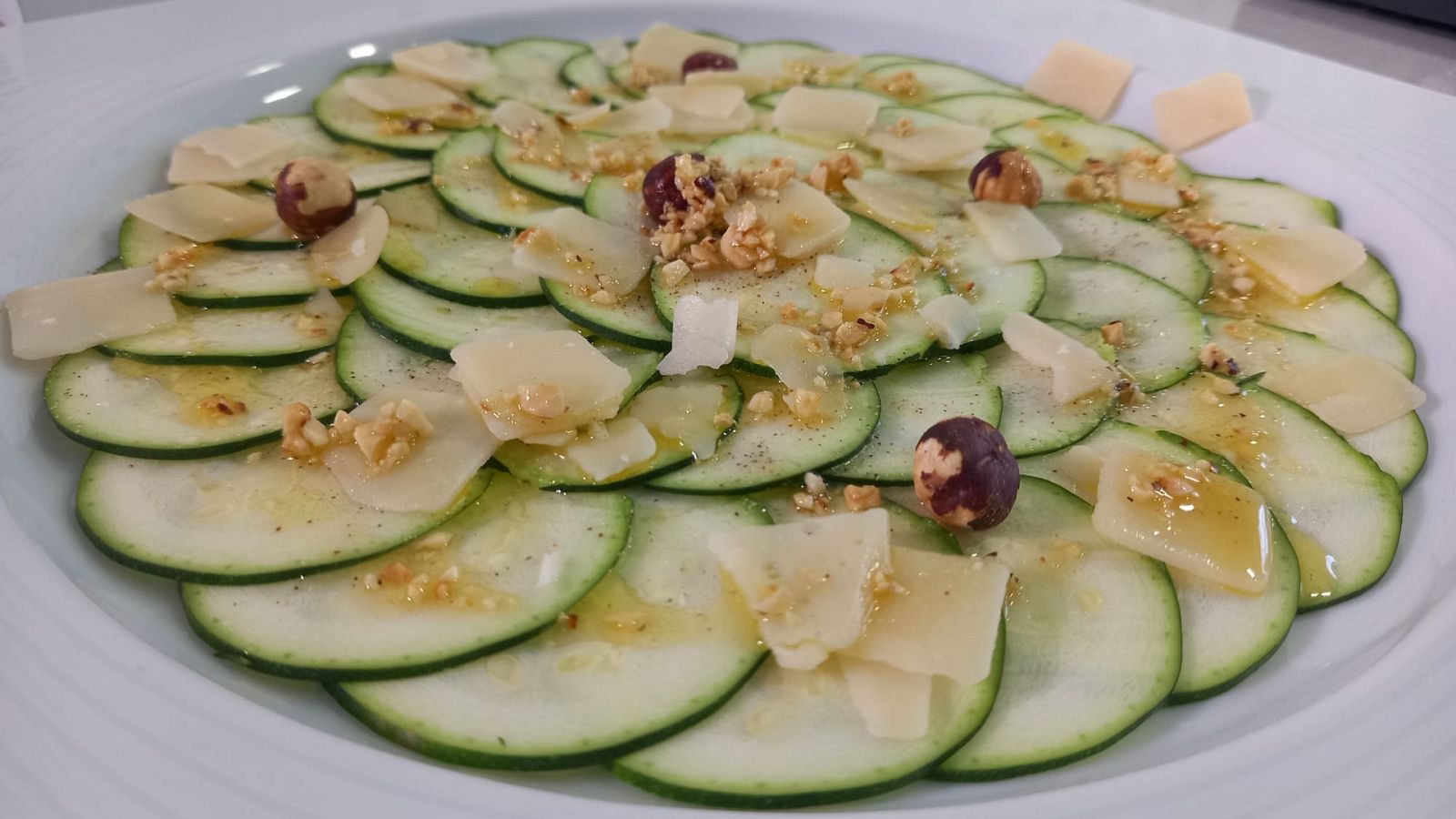 Carpaccio de calabacín con frutos secos