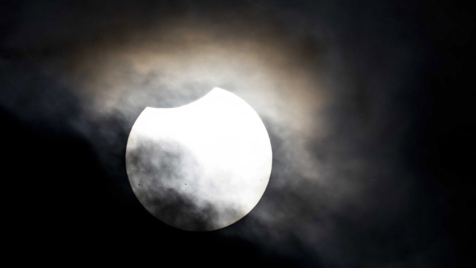 El eclipse de sol, parcialmente oculto por la luna, desde Haarlem, en los Países Bajos