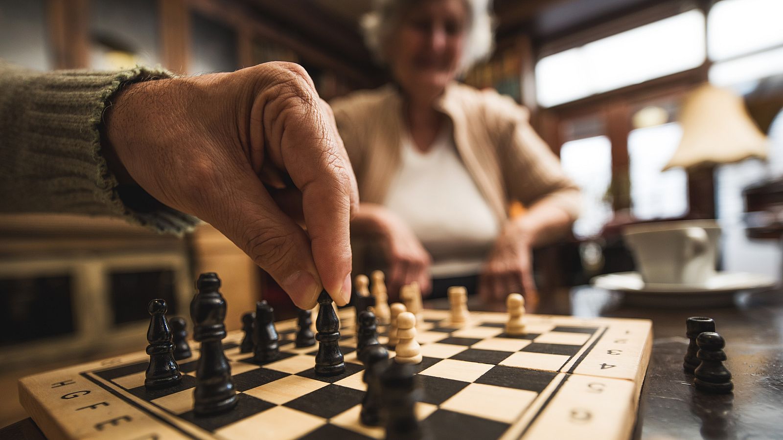 Mantener activo el cerebro hace que los síntomas del alzhéimer aparezcan más tarde.
