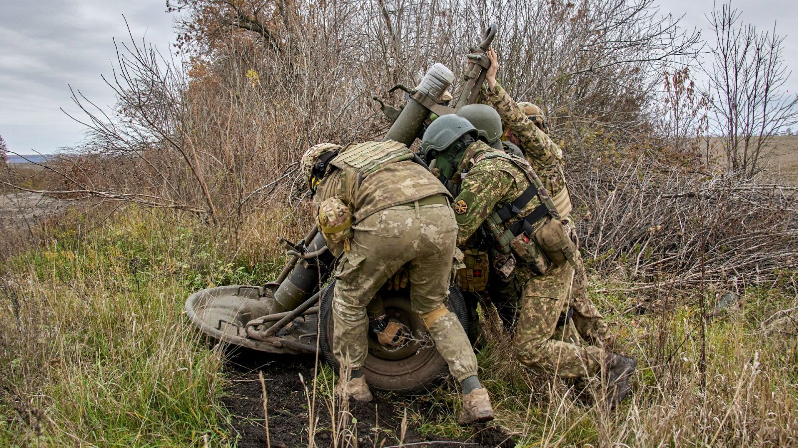 Unos soldados ucranianos en el campo de batalla