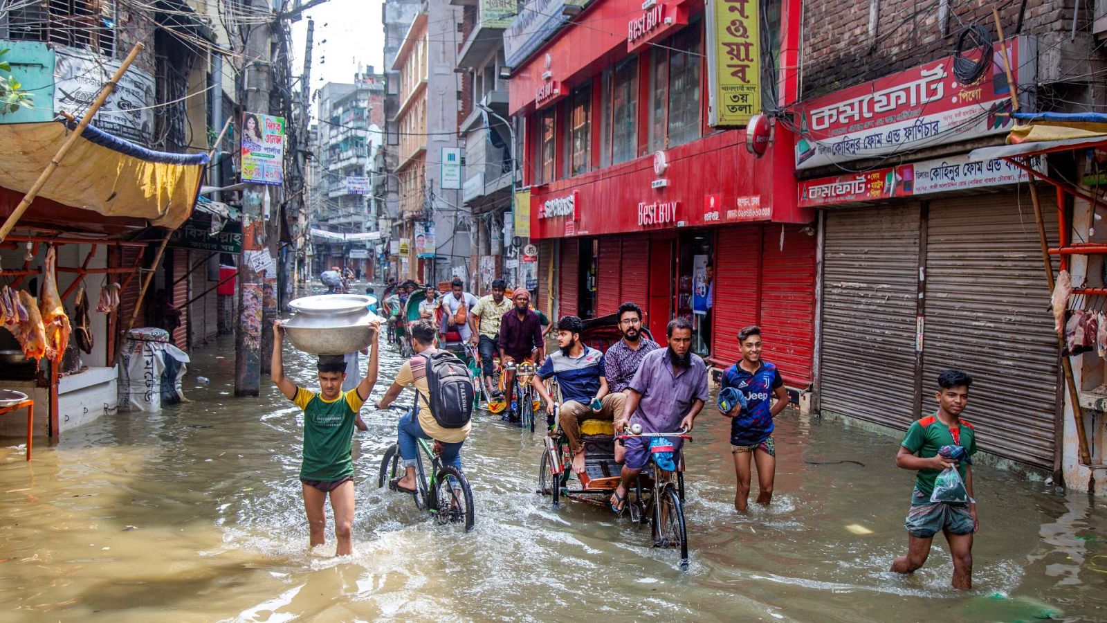 Una calle inundada tras el paso del ciclón Sitrang en Dhaka, Bangladesh.