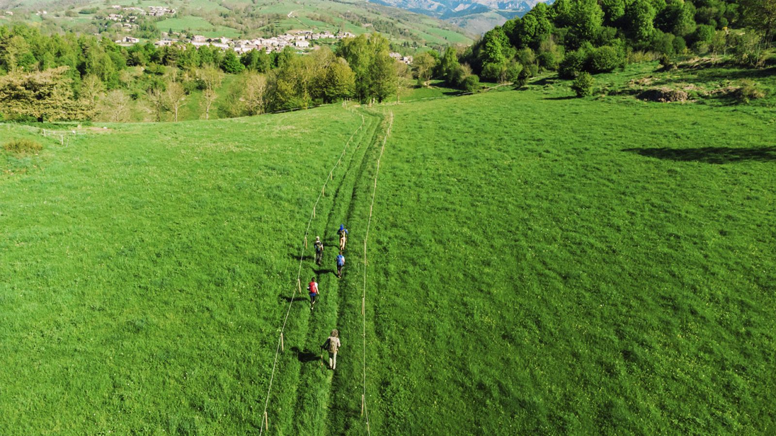 Els participants de la transpirinenca arribant a Beget