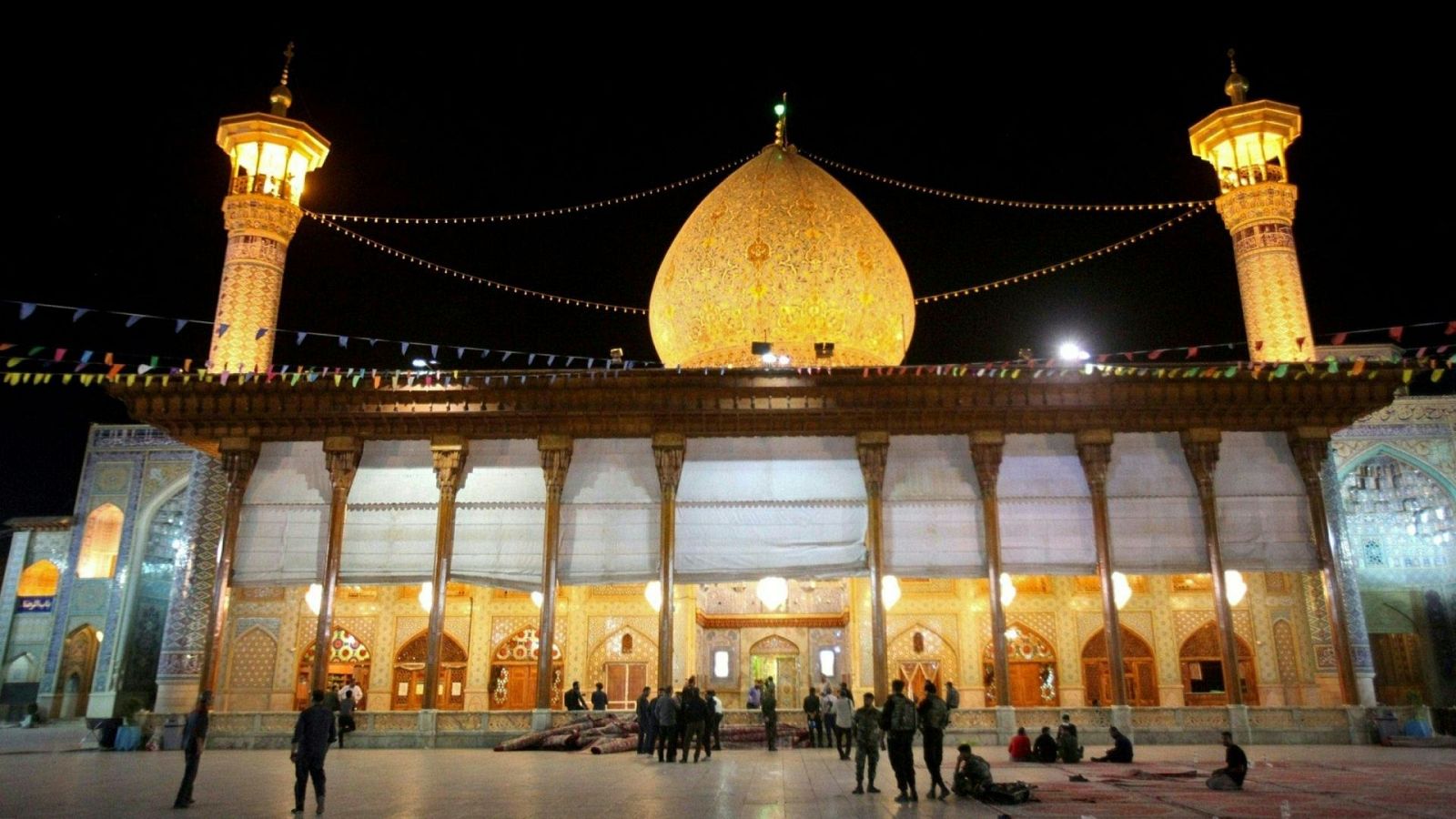 Las fuerzas de seguridad iraníes se despliegan tras un ataque armado en el mausoleo de Shah Cheragh en la ciudad de Shiraz, en Irán.