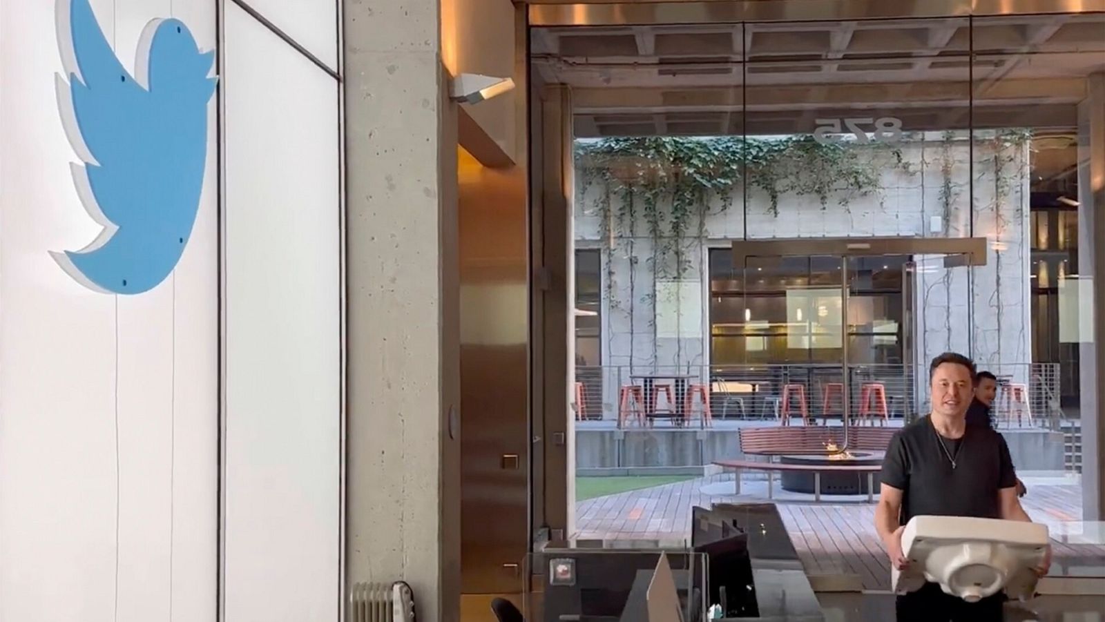 Musk visita la sede de Twitter en la víspera de que termine el plazo para su compr