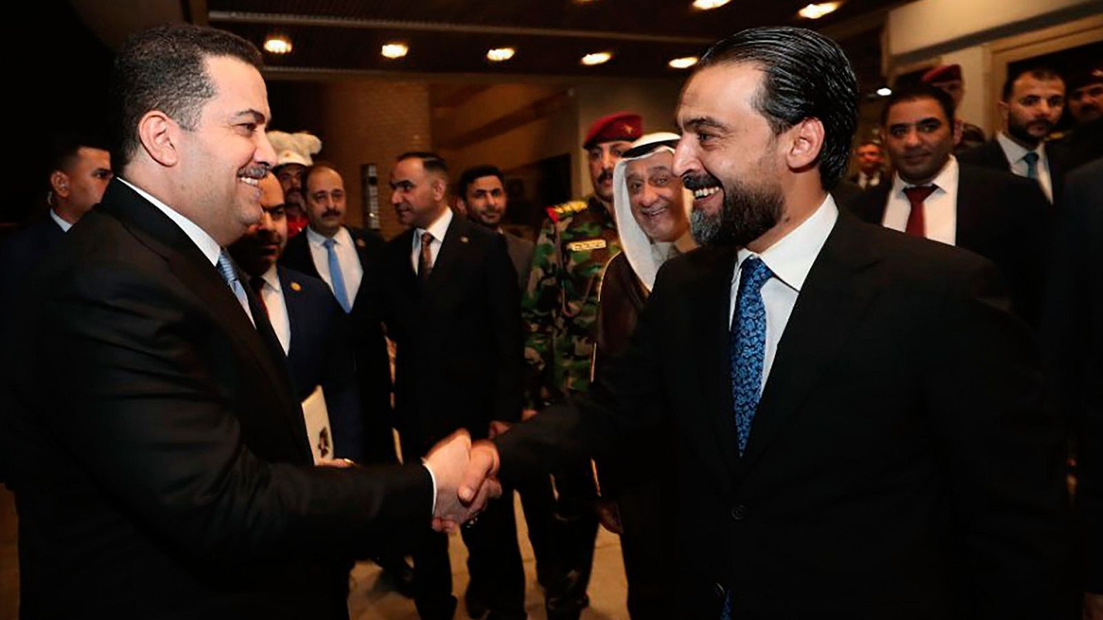 El presidente del Parlamento iraquí, Mohamed al-Halbusi, a la derecha, estrecha la mano de Mohammed Shia al-Sudani, candidato al puesto de primer ministro de Irak.