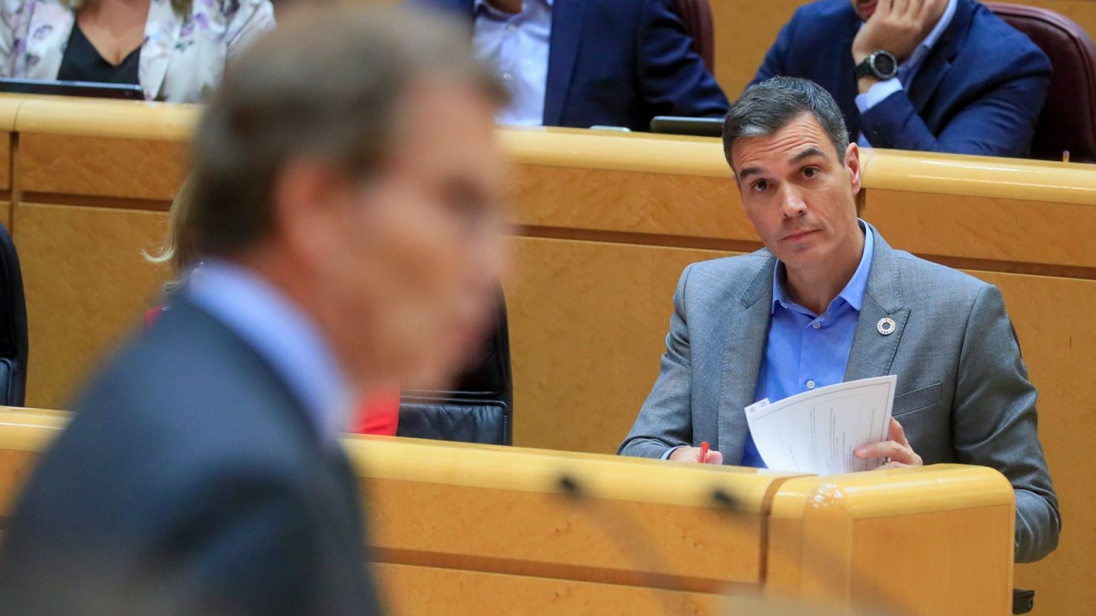 El presidente del Gobierno, Pedro Sánchez, escucha la intervención del líder del PP en el Senado