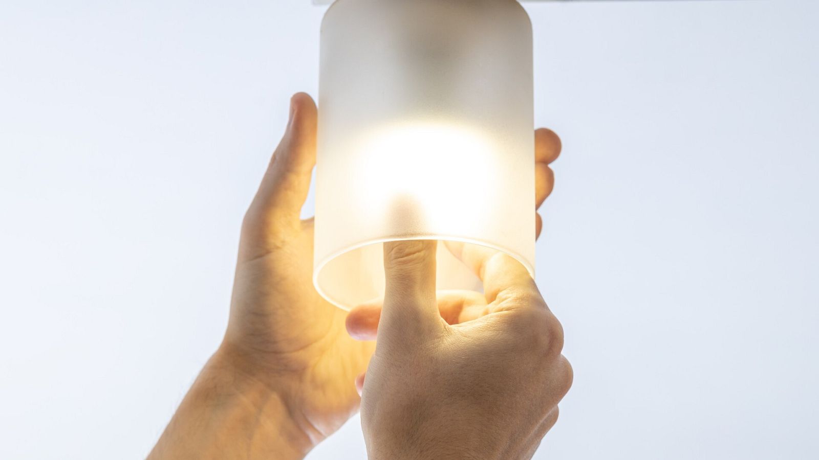 La electricidad cae este sábado un 10% y se sitúa en 102 euros/MWh