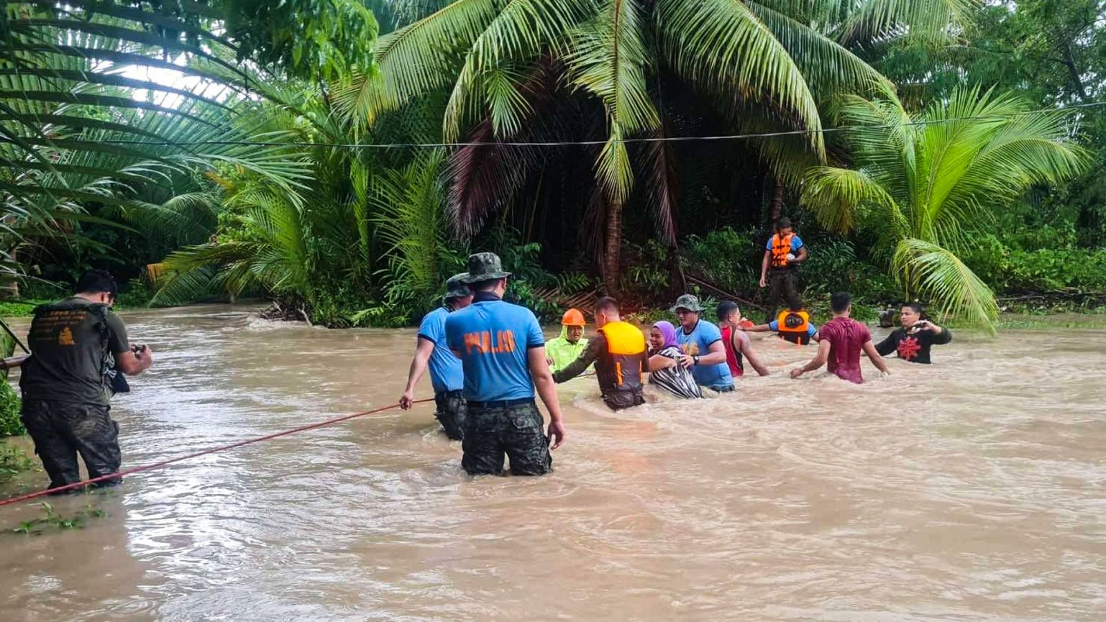 Los rescatistas ayudan a evacuar a los residentes en Kalamansig, Filipinas, debido a las fuertes lluvias de la tormenta tropical Nalgae