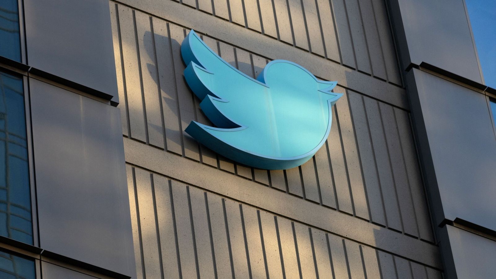 El logo de Twitter en la fachada de su sede en San Francisco