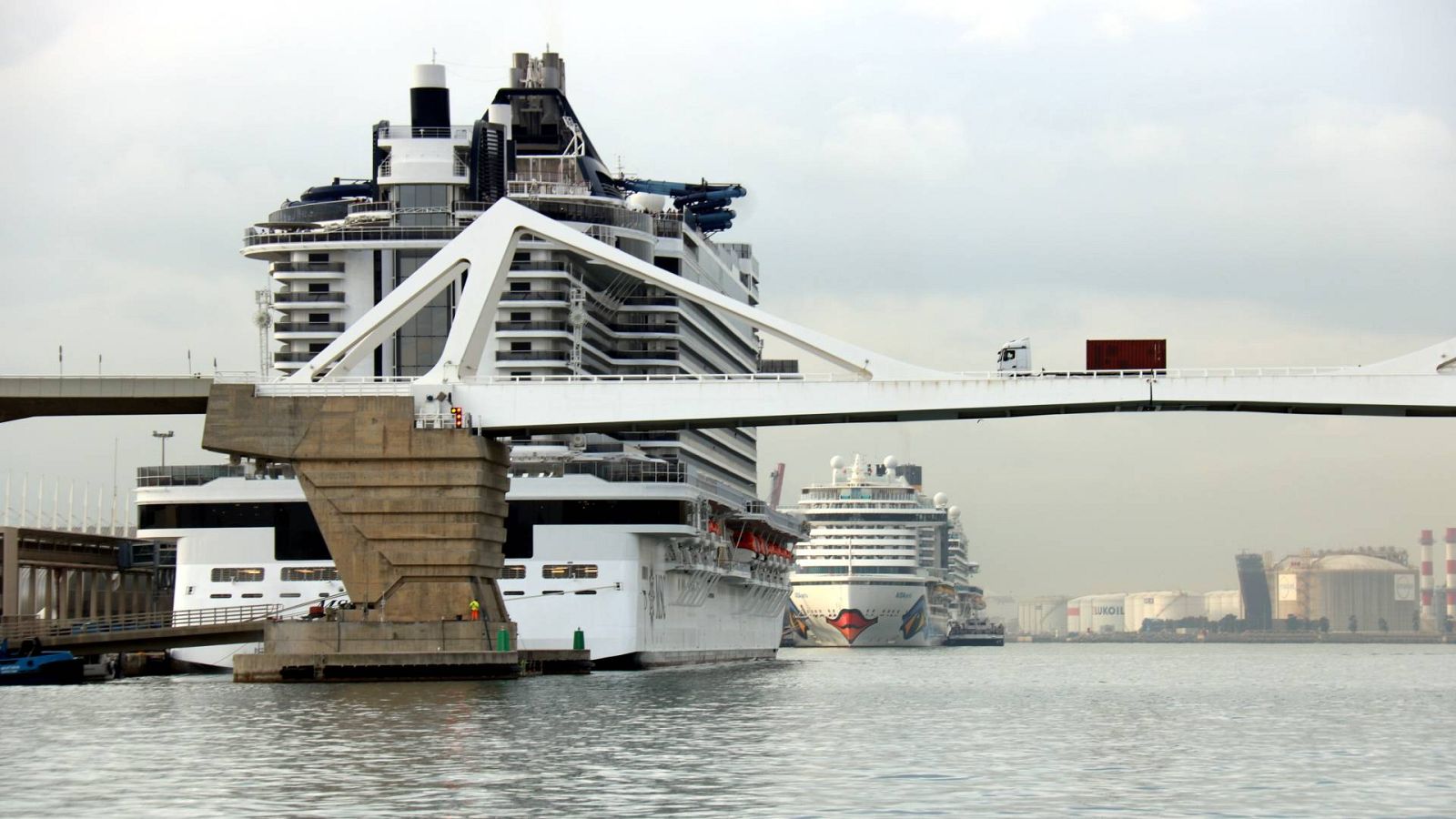 Creuers amarrats al Port de Barcelona