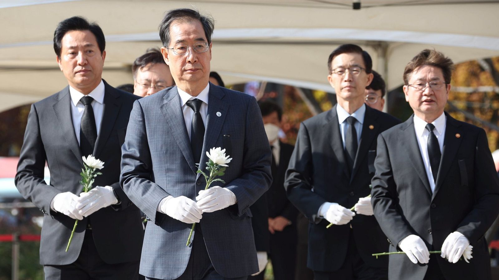 El primer ministro de Corea del Sur, Han Duck-soo, junto con otros dirigentes, rinde homenaje en memoria de las víctimas de una estampida de Halloween en Seúl, en la Plaza de Seúl.