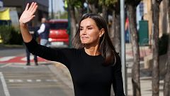 La reina Letizia enseña rodilla con esta atrevida falda de H&M