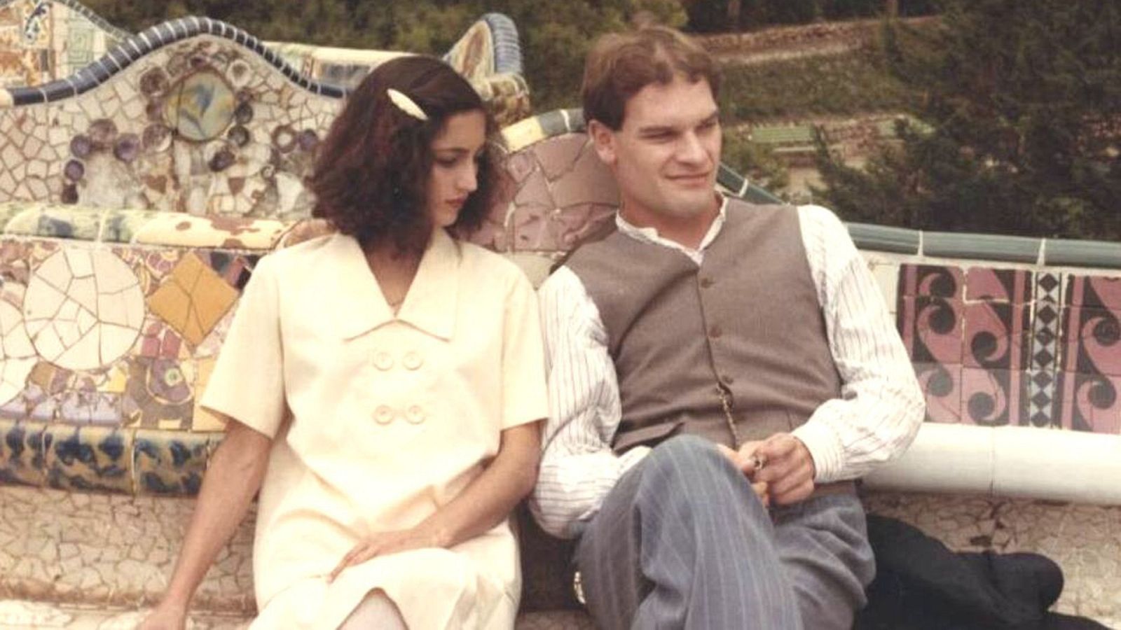 Natàlia i Quimet, asseguts en un banc del Park Güell, festejant