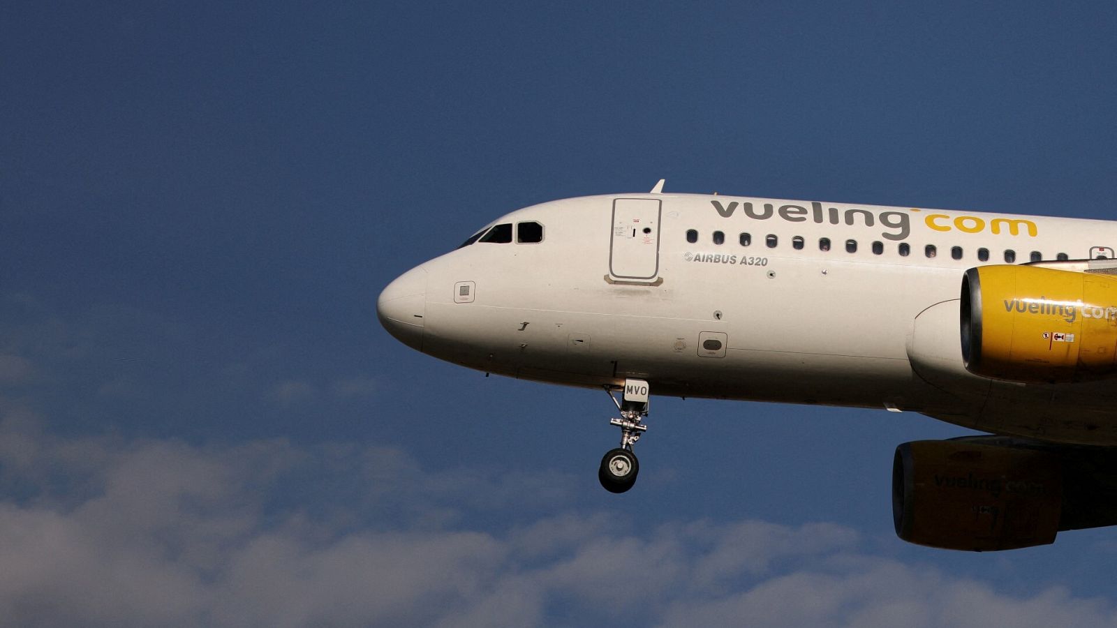 Vueling prevé operar el 89% de  los vuelos programados de este viernes