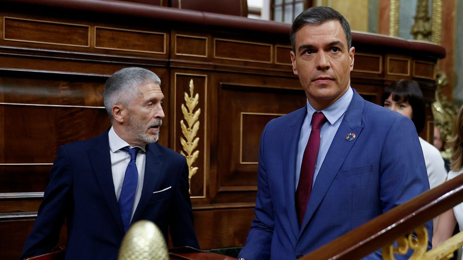 El presidente del Gobierno, Pedro Sánchez (c) y el ministro del Interior, Fernando Grande-Marlaska (i)
