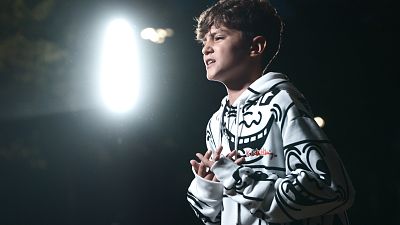 Carlos Higes se lo pasa en grande durante la grabaci�n del videoclip de "Se�orita"