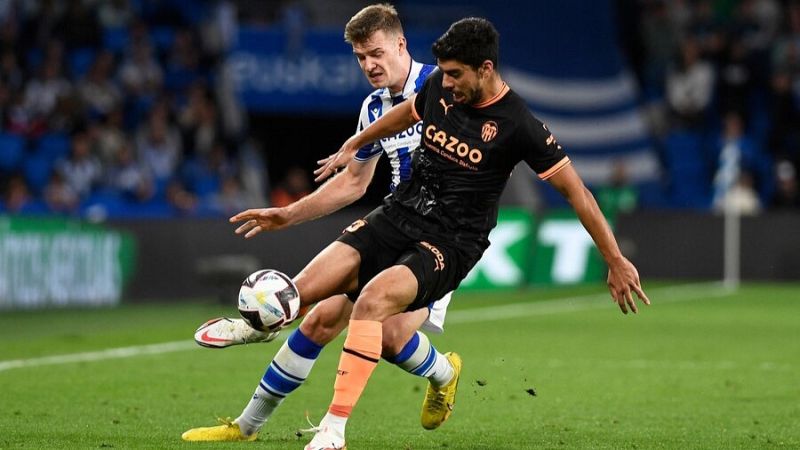 La Real Sociedad aguanta un empate ante el Valencia con uno menos