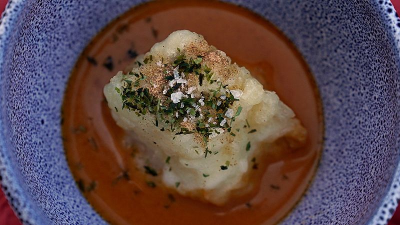 Receta de taco de bacalao en tempura con dashi de pimientos