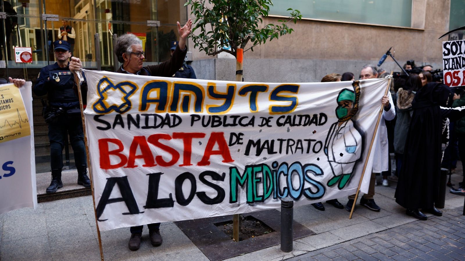 Médicos de urgencias extrahospitalarias de Madrid en una concentración frente a la sede de la Consejería de Sanidad