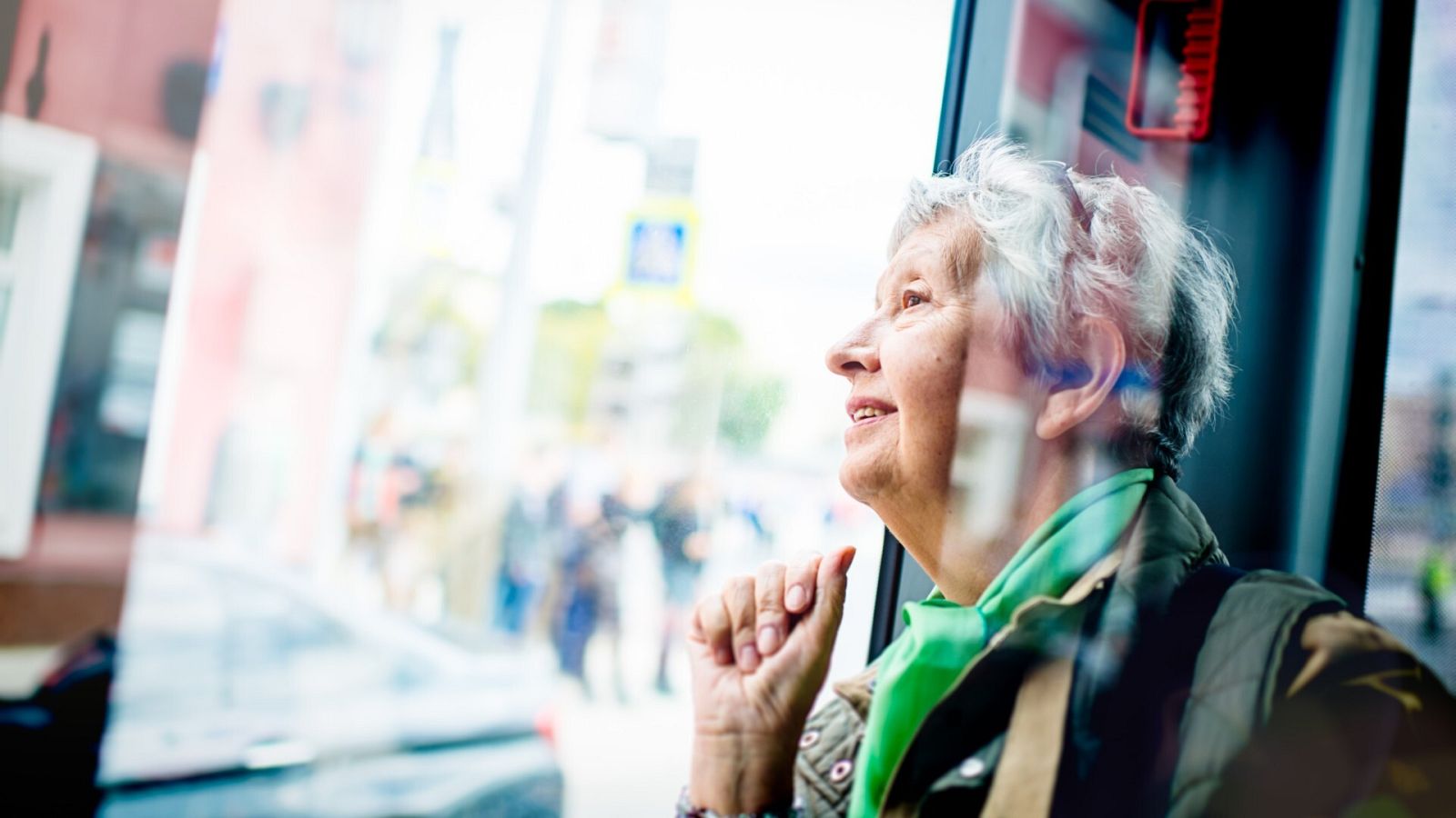 Una mujer mayor viaja en un bus urbano, en una imagen de archivo