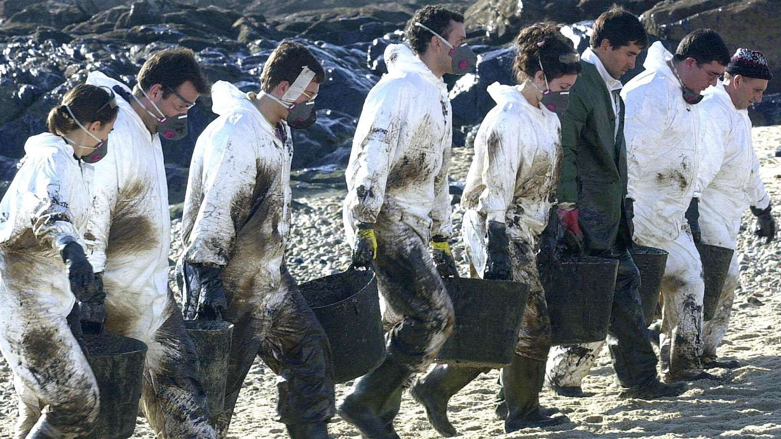 Imagen de archivo de un grupo de voluntarios retirando chapapote de una playa.