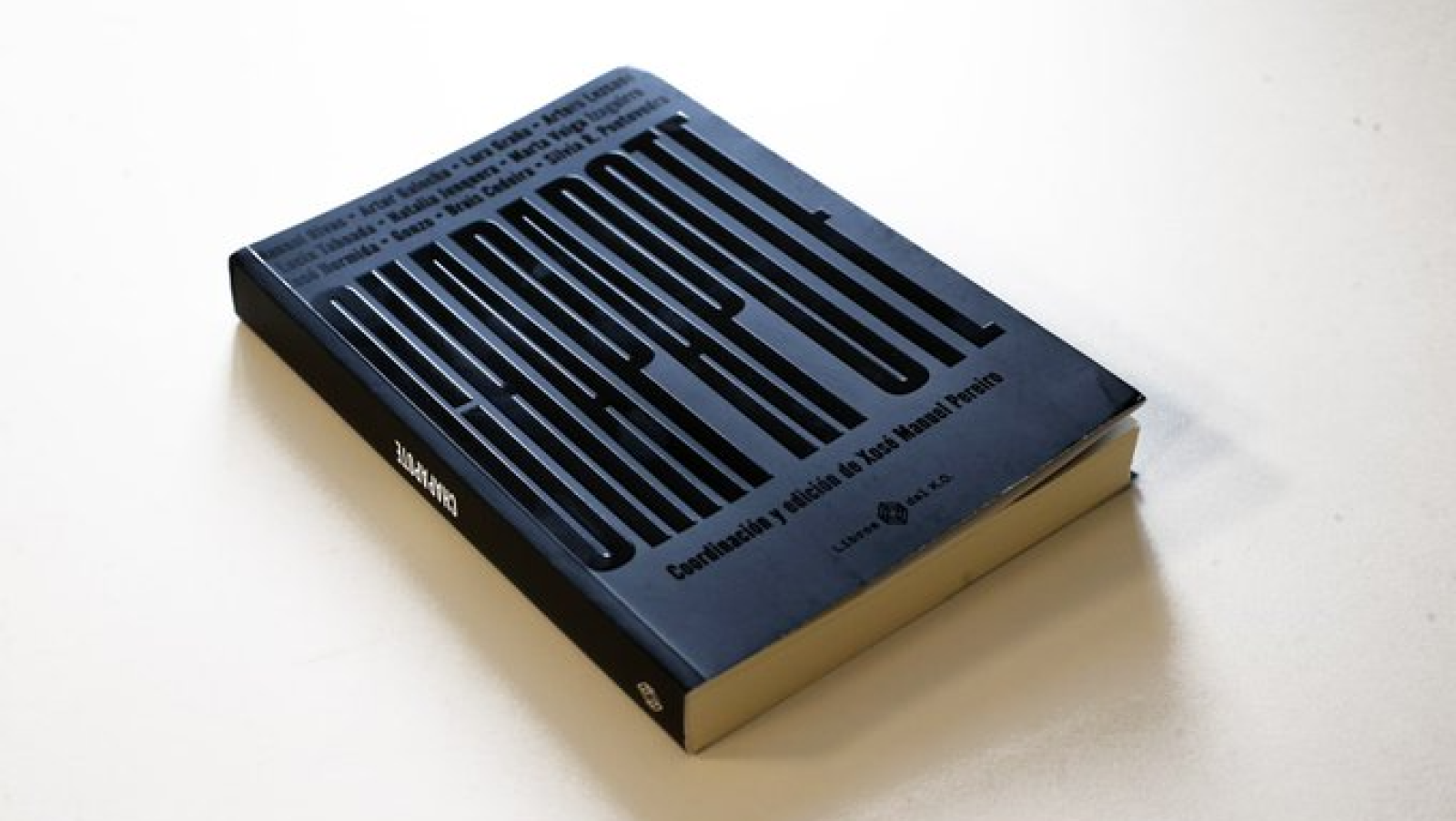 Portada de Chapapote, libro sobre los veinte años del Prestige