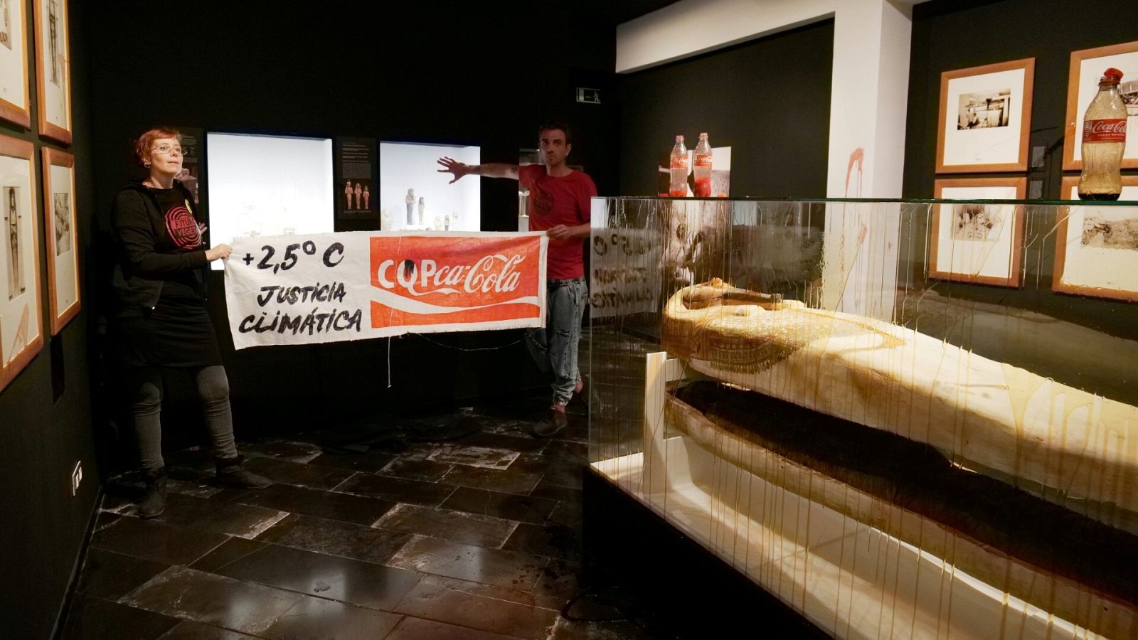 Els dos activistes pel clima han desplegat una pancarta després de llançar líquid contra la paret i una vitrina