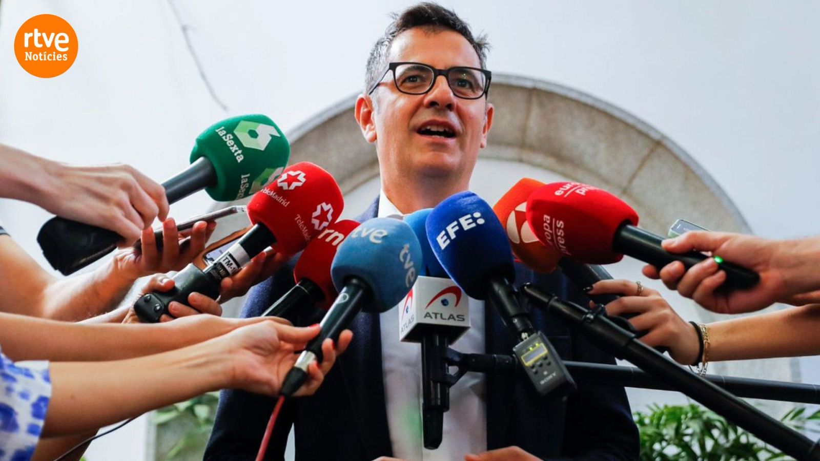 El ministre de la Presidència, Félix Bolaños, atén els mitjans de comunicació