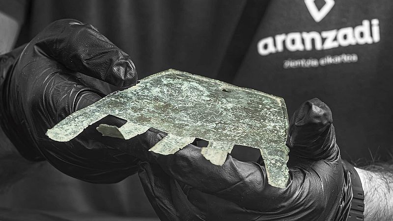 Hallado en Navarra "el texto m�s antiguo en lengua vasconia" inscrito en una mano de bronce del siglo I a.C.