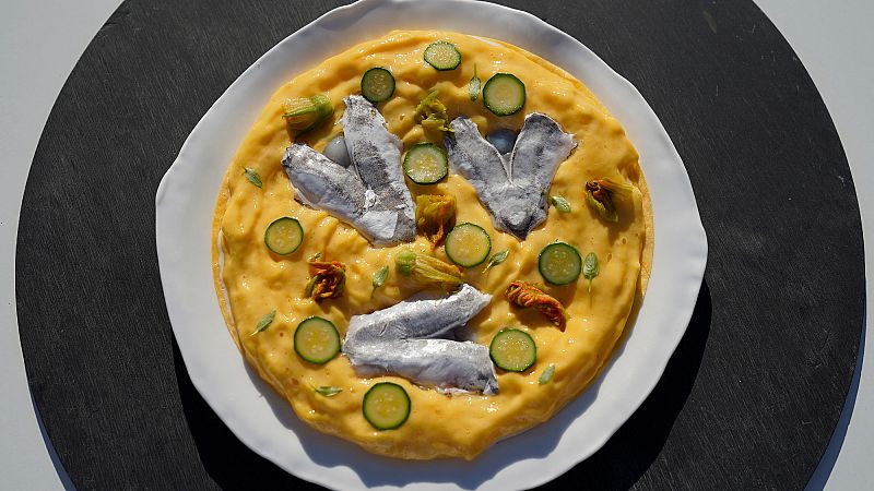 Receta de tortilla de kokotxas de merluza, calabacn y flores