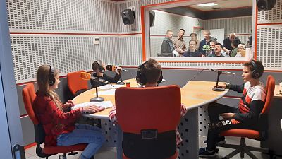 Doce chicos y chicas refugiados de la guerra en Ucrania, 'periodistas por un d�a' en el Instituto RTVE