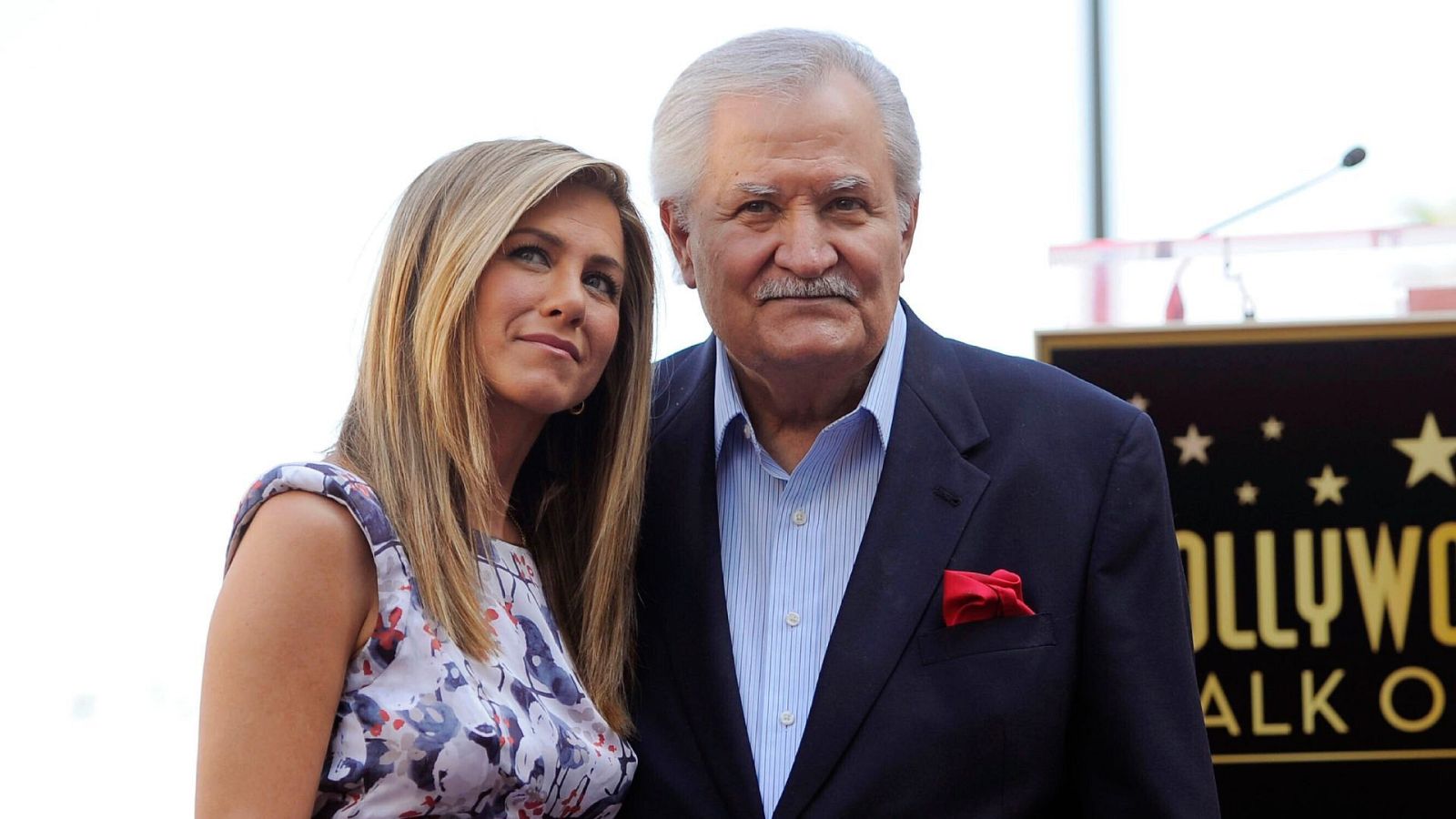 La actriz Jennifer Aniston con su padre, el actor John Aniston.