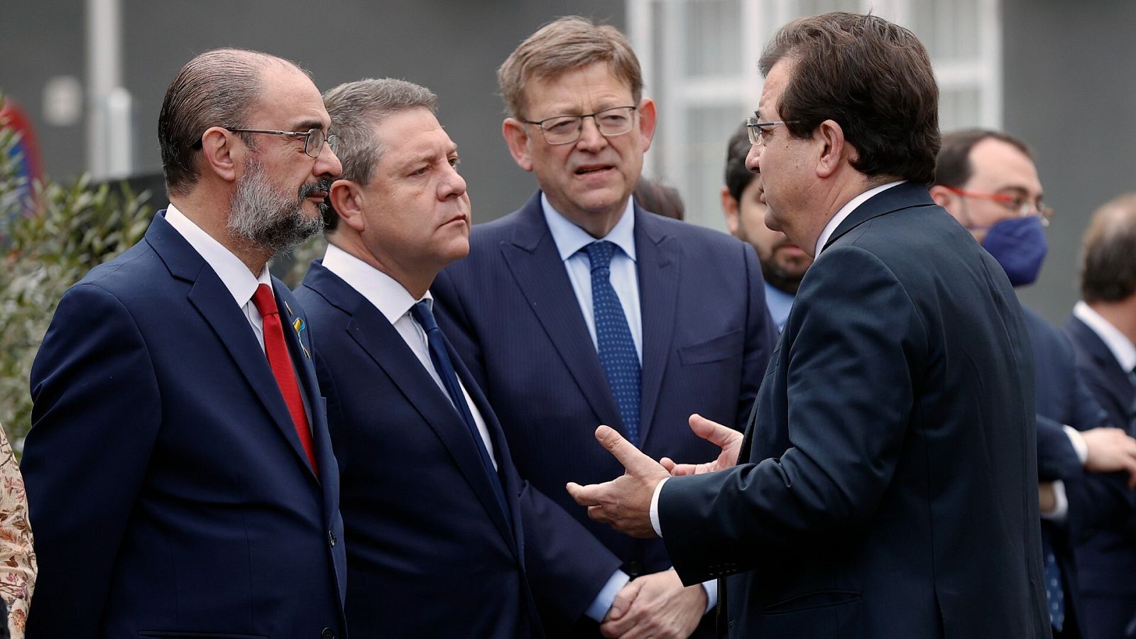 Page y Vara conversan junto con otros barones socialistas