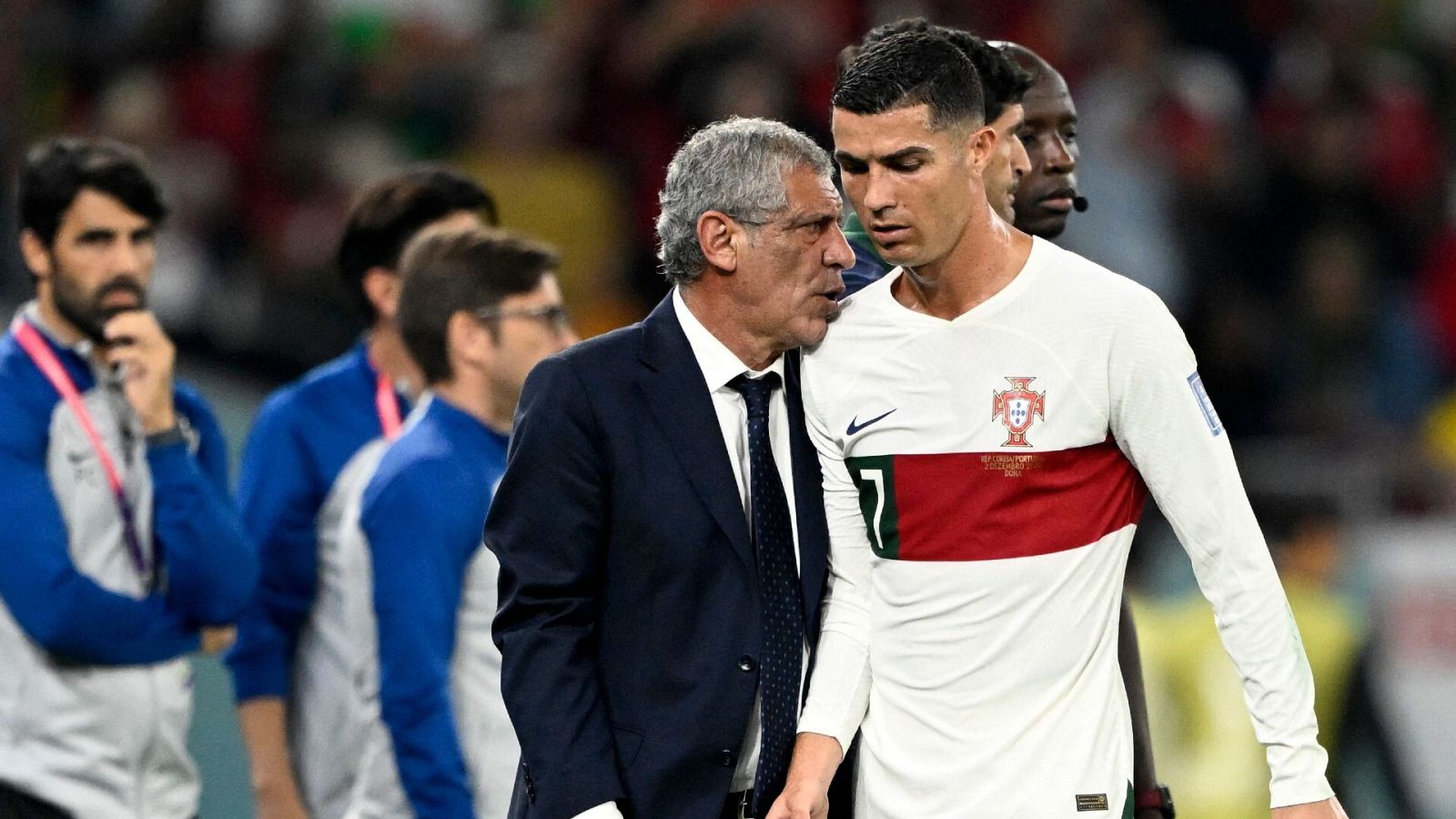 Cristiano Ronaldo y Fernando Santos durante un partido de Portugal en el Mundial de Qatar 2022