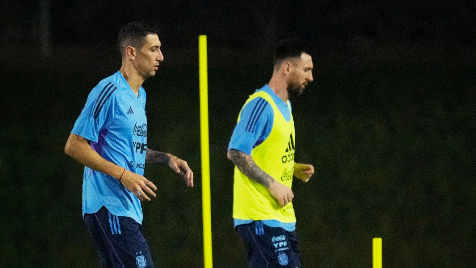 Di María, junto a Messi en el entrenamiento de hoy de la selección argentina.
