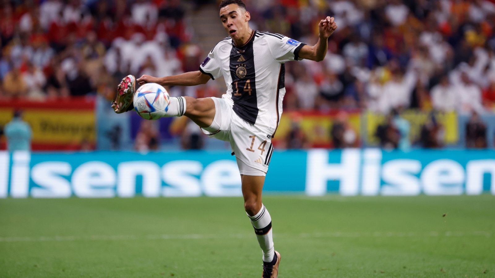 Musiala controla el balón contra España