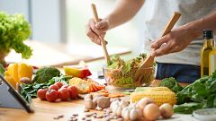 Alimentos para ayudar a las defensas: frutas y verduras, lácteos fermentados o pescado azul